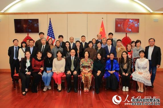 中国驻旧金山总领事王东华（一排左六）、其夫人刘彬（一排右五）以及中国驻旧金山总领馆官员们与媒体合影留念