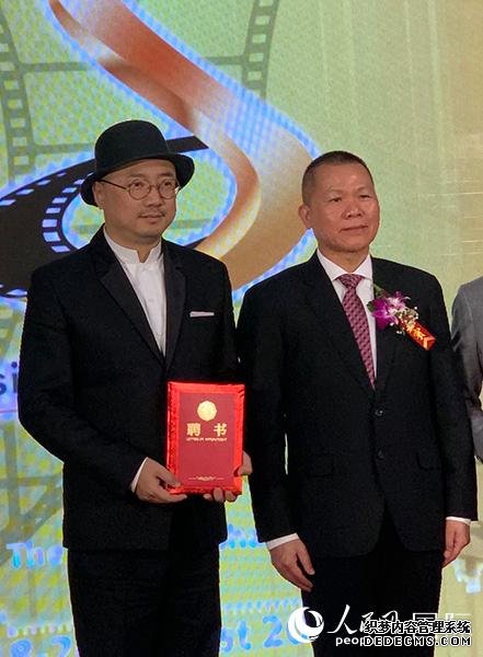 泰国文化部秘书长Kitsayapong为中泰电影推广大使、中国导演徐峥颁发证书 。